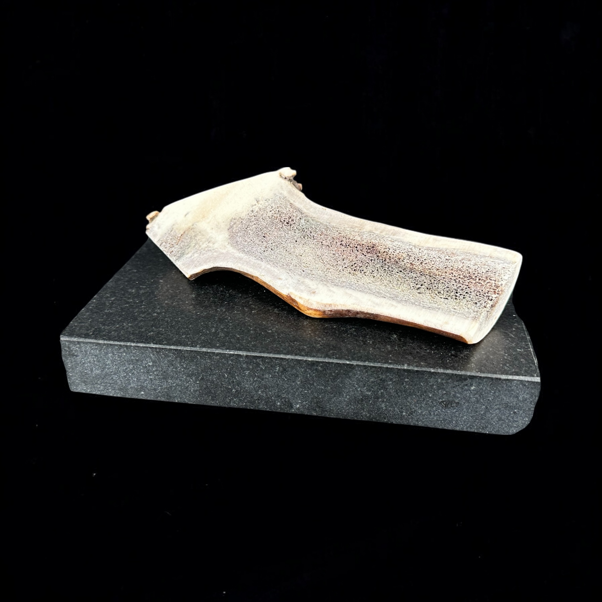 Hirschgeweil-Hälfte für Hunde - natürlicher, langlebiger Kauartikel für moderate Kauer, hypoallergen und sauber. Vitacanin Schweiz.