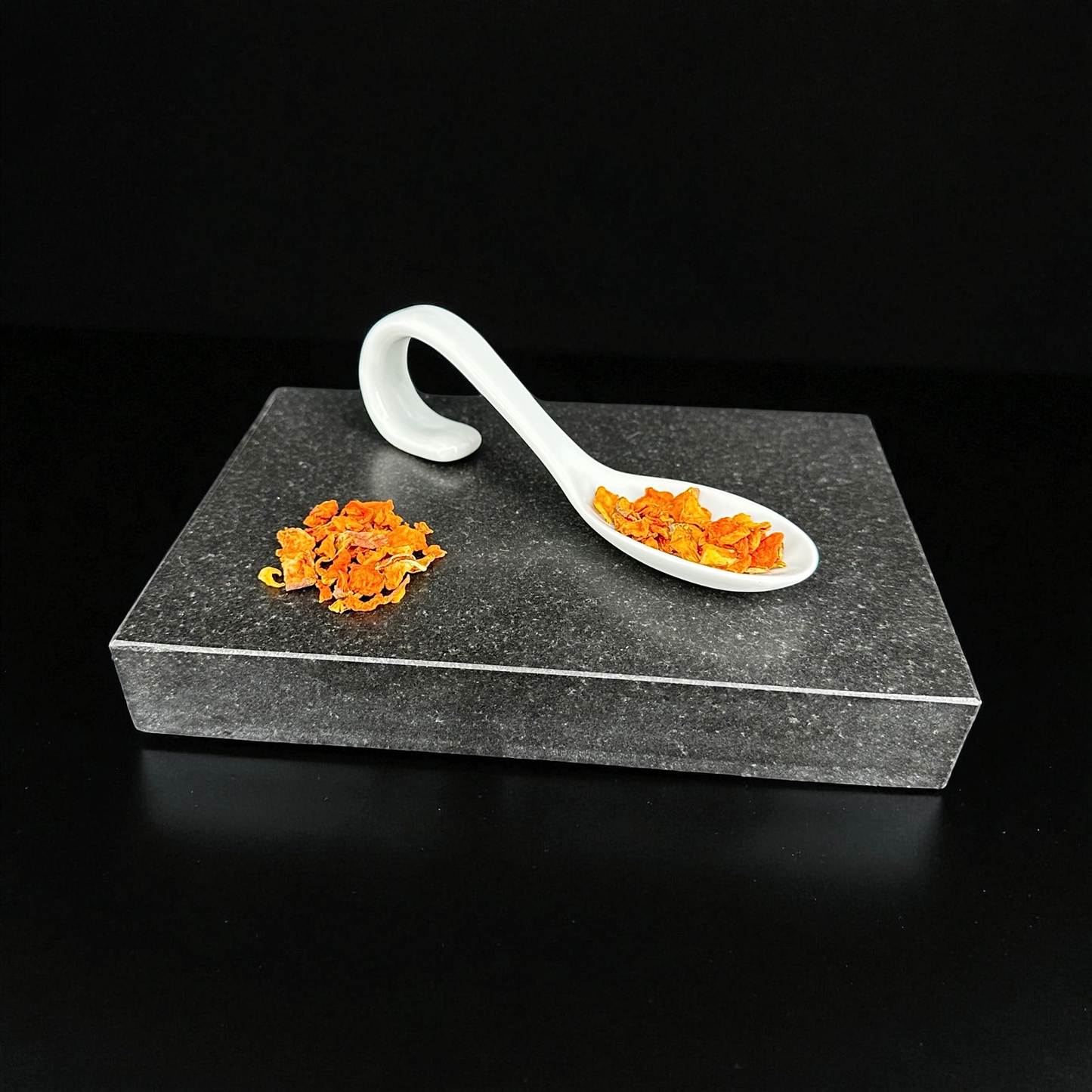 Getrocknete Kürbis Flocken für Hunde – naturbelassen, ballaststoffreich und präbiotisch wirksam als Gemüseanteil im B.A.R.F.-Plan. Vitacanin Schweiz