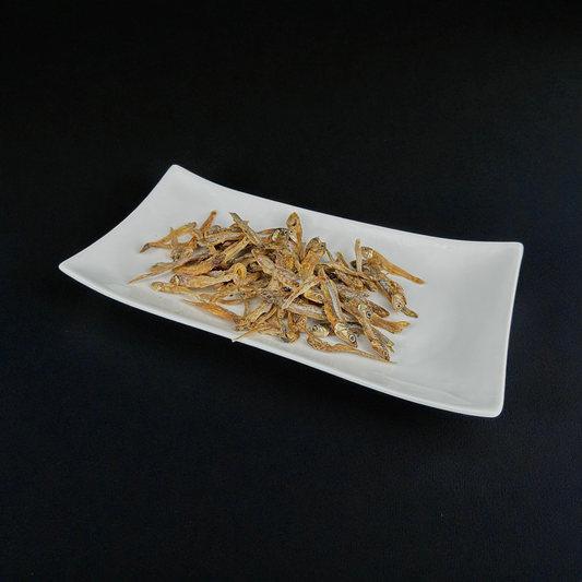 Ganze, goldbraun getrocknete ganze Sprotten – naturreiner Fischsnack für Hunde und Katzen, reich an Omega-3. Vitacanin Schweiz